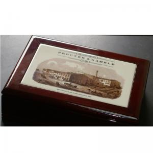 остъклена керемидена кутия