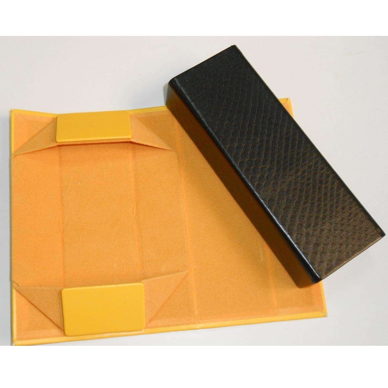една магнитна сгъваема хартиена кутия с размери и лого