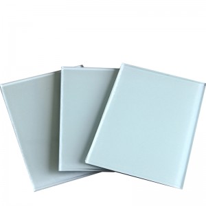 Оцветено стъкло