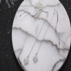 обица със сребърна нишка