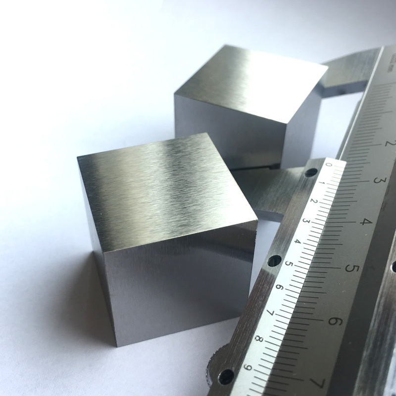 Чист волфрамов метален куб