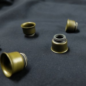 Издръжлив на масло висококачествен уплътнител на стъблото на гумата на клапана Viton на двигатели на автомобили Nissan