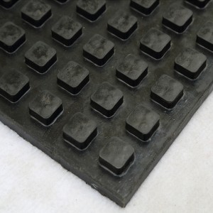 Противоуморна гумена подложка за бензиностанции