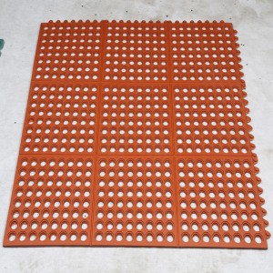 Висококачествена устойчивост на сгъстяване SBR гумен матрак с каучукови настилки за предпазване от трева