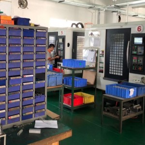 Услуги за производство на автомобилни части и аксесоари по поръчка