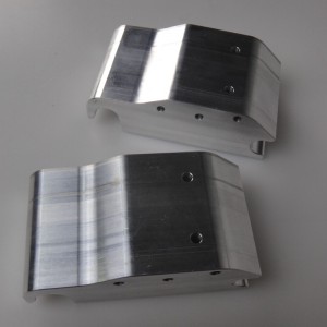 Услуги за производство на автомобилни части и аксесоари по поръчка