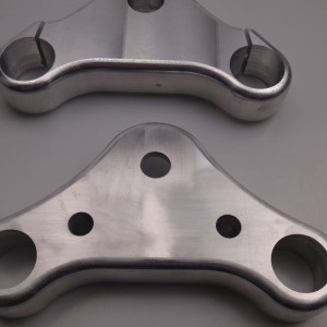 Услуги за производство на автомобилни части и аксесоари по поръчка