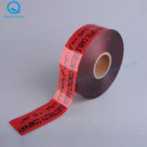 Саудитска Арабия ОПАСНОСТ / ВНИМАНИЕ Подземна предупредителна лента за телекомуникационен кабел; Оптичен кабел под лентата за п...