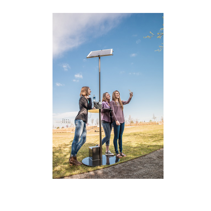 Соларна зареждаща полюсна станция за зареждане на мобилен телефон на открито