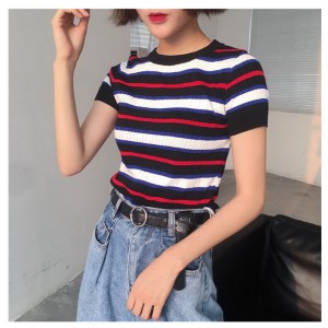 Дамски пуловер с къс ръкав с леки тънки ивици