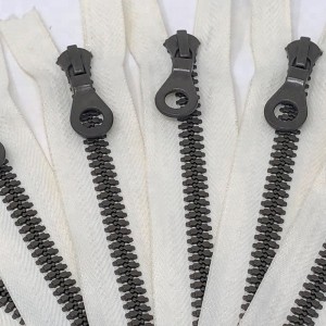 Пластмасови ципове със затворени краища RIRI зъби Боядисан плъзгач за автоматично заключване с издърпване на ключодържателя 9