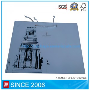 Бяла крафт хартиена торба за дрехи