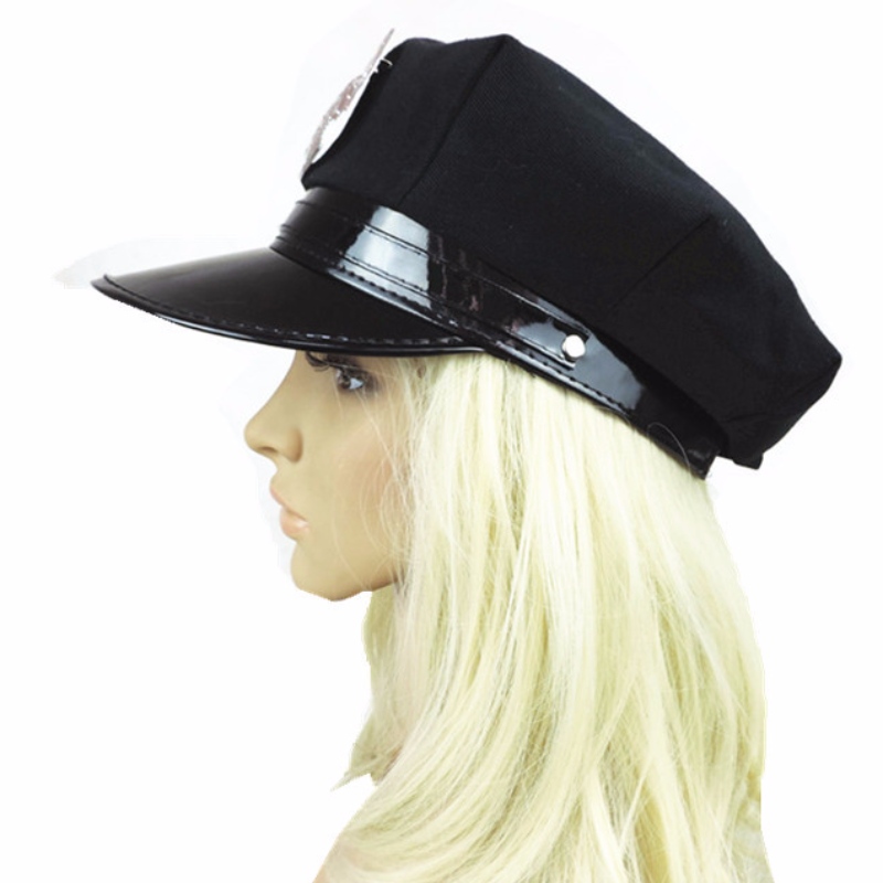 Производителите продават черни осмоъгълни шапки, шапки със значки, полицейски капачки, шапки за парти за игра на Хелоуин