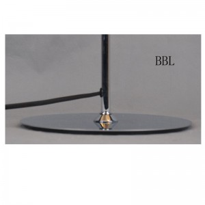 Настолна лампа с метален нюанс и плоска основа