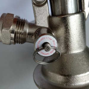 Съединител за бирена буталка с релефен клапан