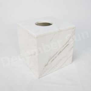 Елегантен и грациозен комплект от аксесоари за баня от бял мрамор