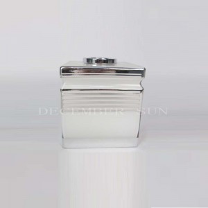 Елегантен бял със сребърна линия стъклен комплект за баня