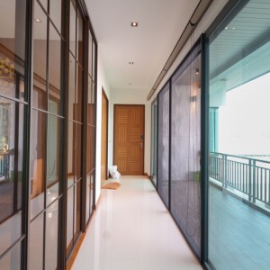 ПЛЪЗГАЩА СЕ ВРАТА