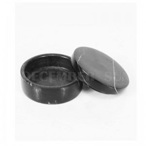 Изба от черна мраморна сол