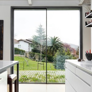 Плъзгаща се вратичка от тясна рамка