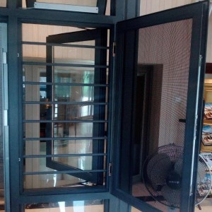 Прозорец от алуминиева мрежа против комари