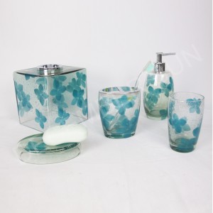 Прозрачно стъкло с комплект декоративни аксесоари за баня