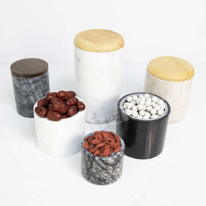 Мраморен буркан с домакински прибори за капак