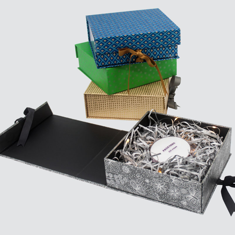 Лесно сгъване на кутията с подаръци свещ Шоколадова копринена панделка Красива кутия