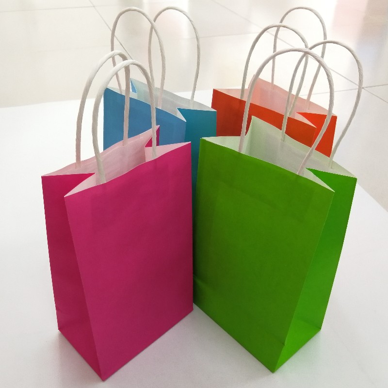 Кафява хартиена торбичка с пластмасови чанти