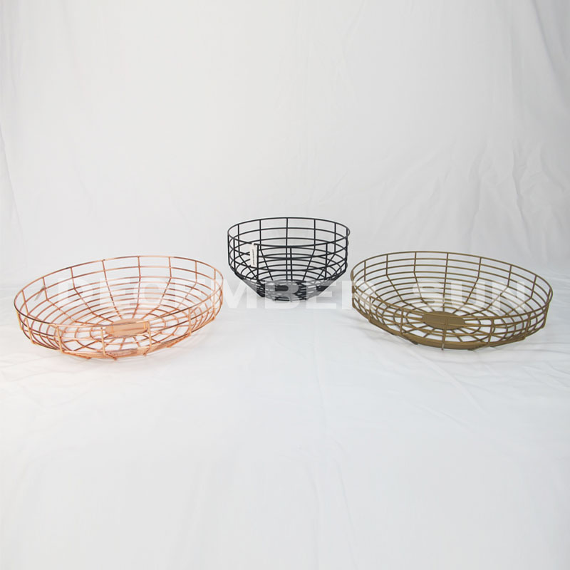 Метална кошница с кръгли плодове