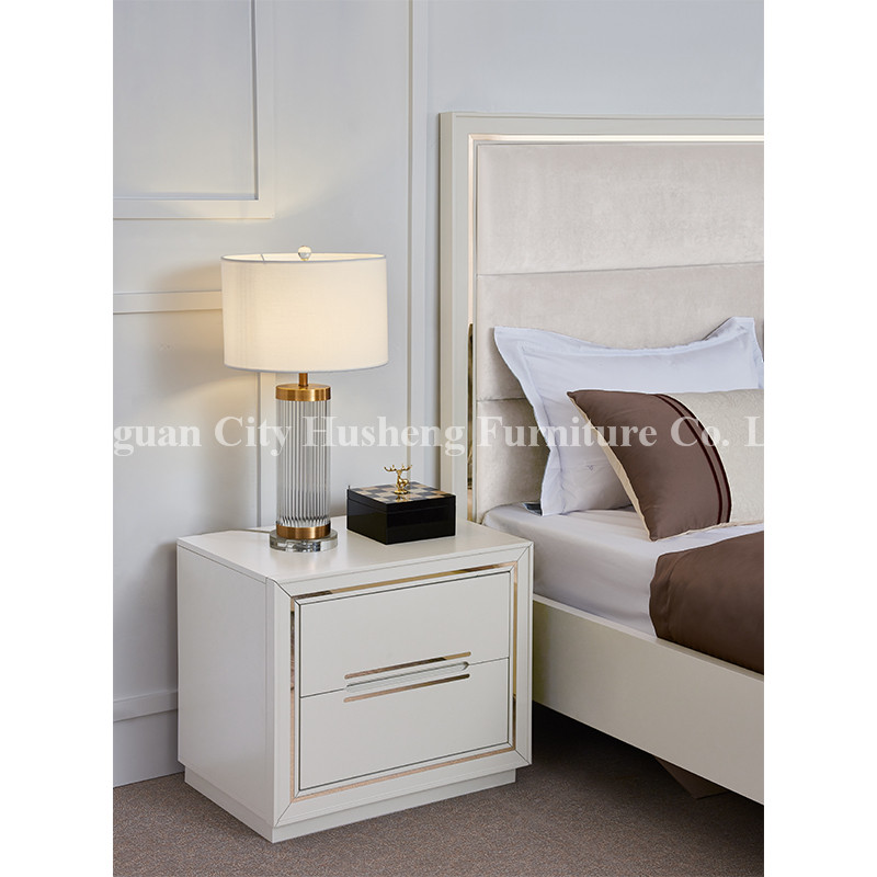 Modern Elegant Bedroom Set Mobilture with High White Glossy Painting