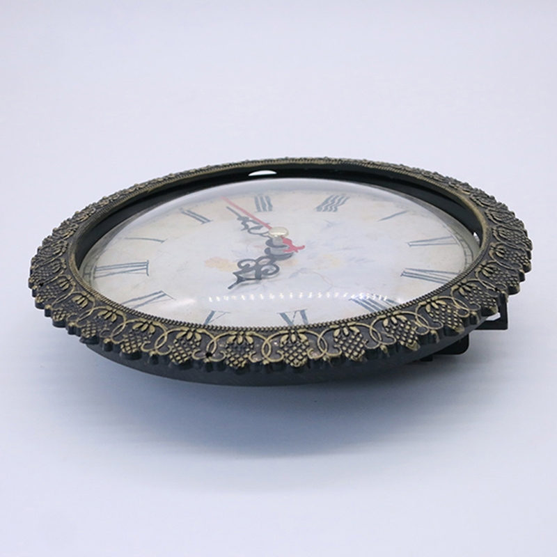 Античен часовник с 150-милиметров диаметър на гроздовата стена