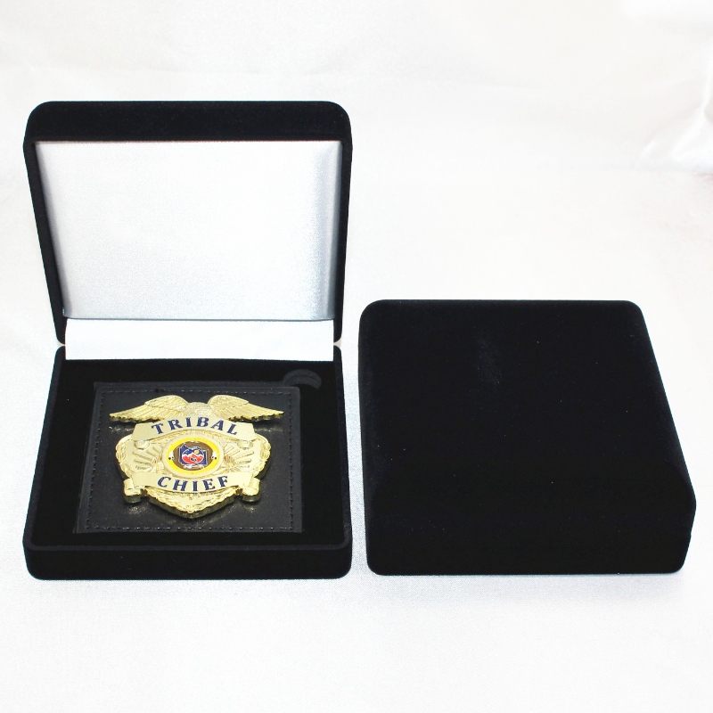 Артикул D-33L, кадифена кутия с кръгла форма за монета, медал и значка, мм. 100 * 100 * 39мм, тегло около 96гр