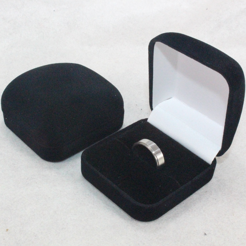 Артикул F-2 Кадифена кутия с кръгла форма за пръстен, значка и малка монета, мм. 52 * 57 * 34, тежести около 27гр