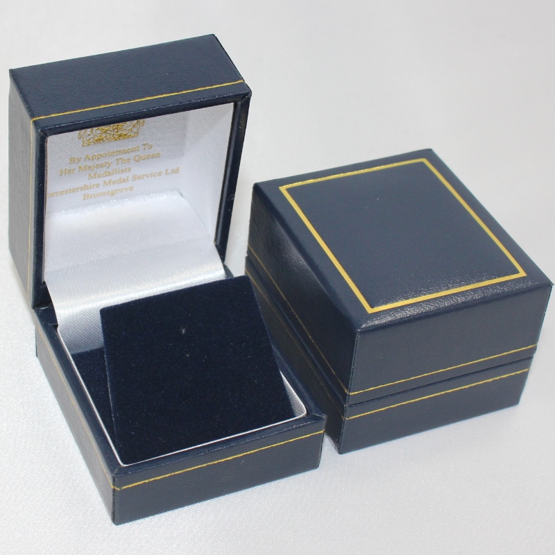 Позиция V-07 квадратна пластмасова кутия, покрита с листна хартия за 25-30 mm монета, значка, пръстен и т.н.46*53*38, тегло около 40g