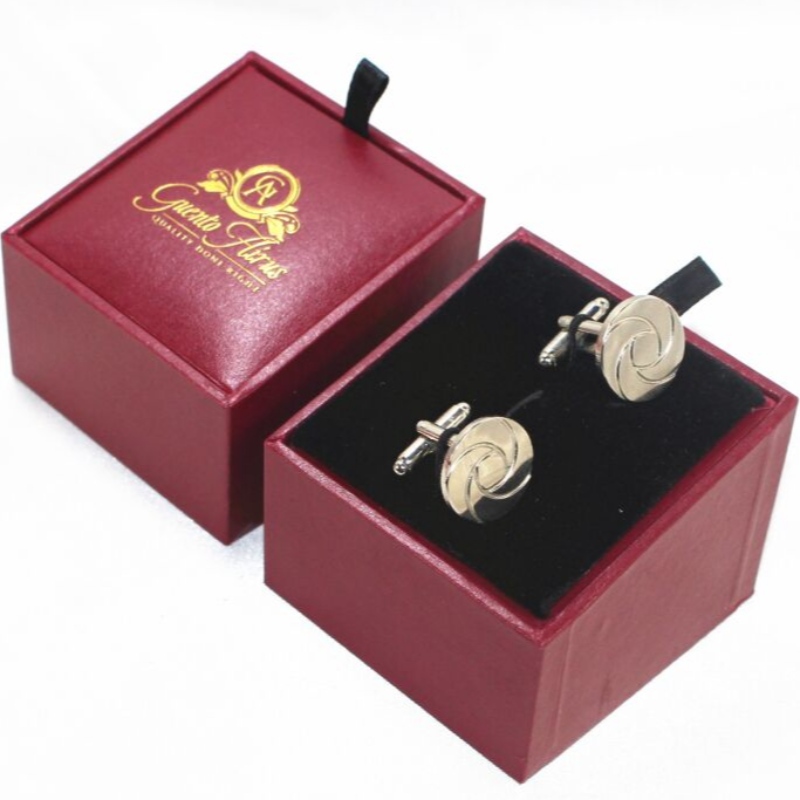 Артикул V-20X квадратна кожена PU кутия за двойка щипки за вратовръзки или двойка ръкавели и др. Мм. 64 * 64 * 50, тежести около 64гр