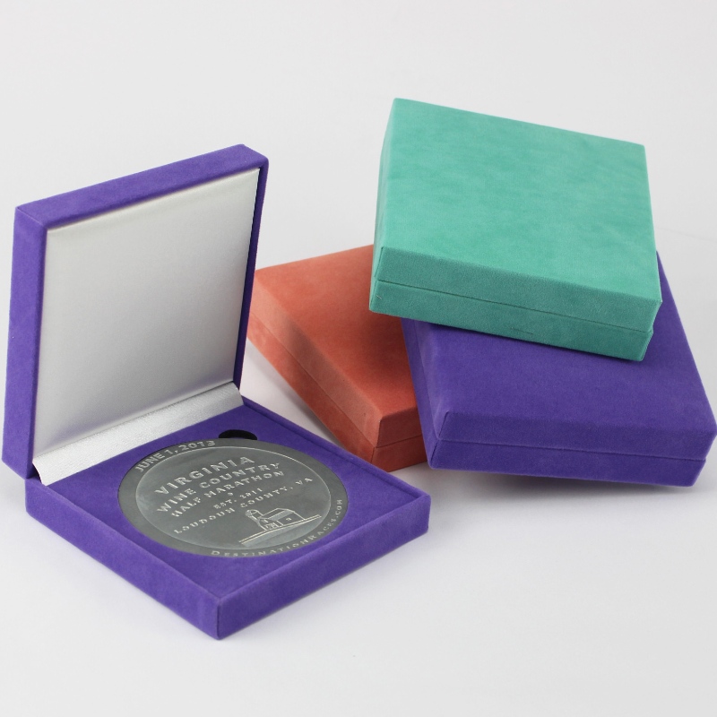 Артикул V-22S квадратна фланелетна кутия за монета 90 * 90 мм, значка ＆ медал и др. Mm.128 * 128 * 34, тегло около 170 г