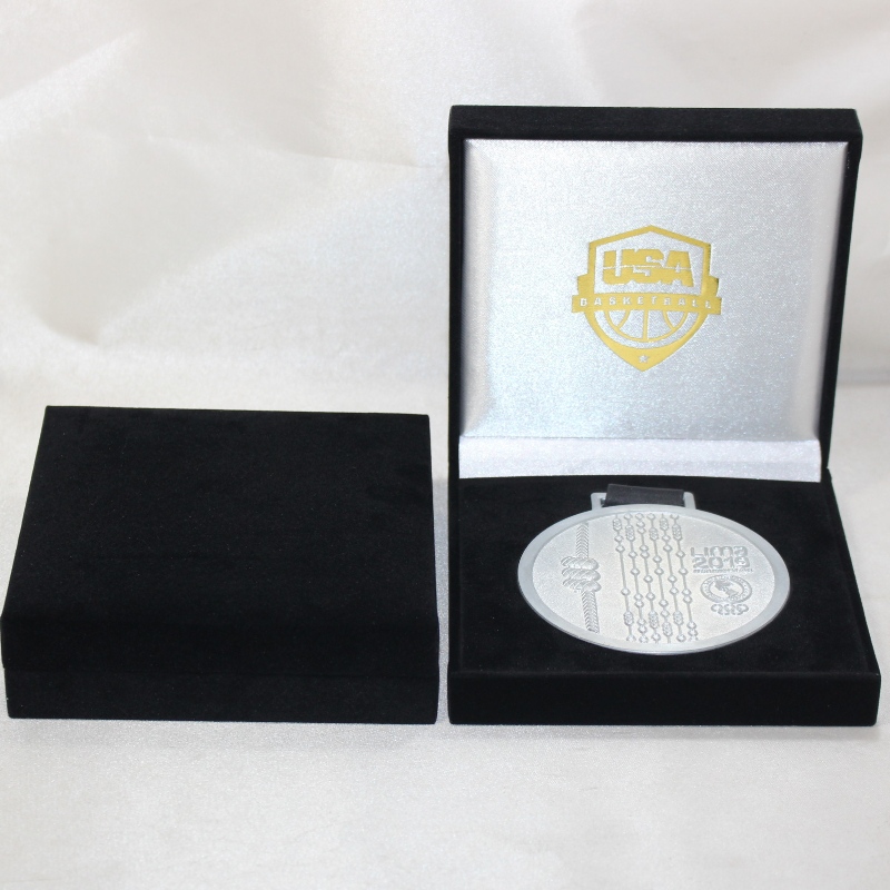 Артикул V-22S квадратна фланелетна кутия за монета 90 * 90 мм, значка ＆ медал и др. Mm.128 * 128 * 34, тегло около 170 г