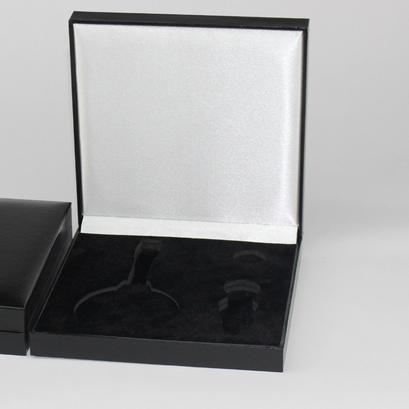 Елемент V-23 квадратна кожена кутия за 120*120mm mutile coins, медали и значки, и т.н. mm.160*160*38, тежести около 280g