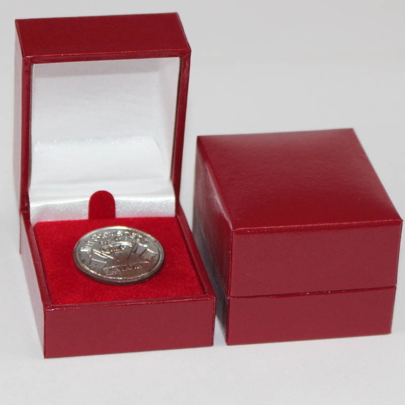 Позиция V-07 квадратна пластмасова кутия, покрита с листна хартия за 25-30 mm монета, значка, пръстен и т.н.46*53*38, тегло около 40g