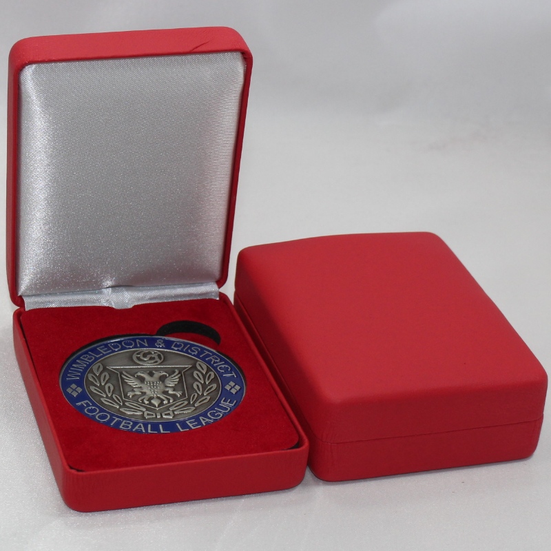 Артикул T-03 медална кутия, покрита с фланелет или PU кожа за 35-50 мм монета, значка ＆ малък медал и др. Mm.70 * 91 * 35 mm, тегло около 92 g