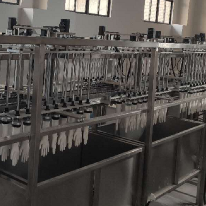 С една машина създават безброй ръкавици.