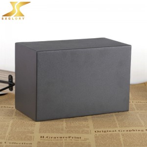 Черни метални урни за човек