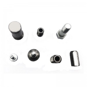 Самостоятелно скрепително устройство за студено формоване на автомобилно шаси