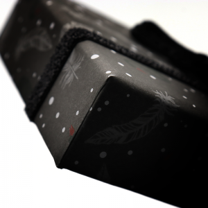 Липса на цветна лента с лък лента и базови подаръчни кутии за опаковане на шоколад