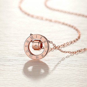 Новата малка колие на кръста