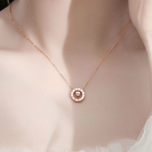 Новата малка колие на кръста