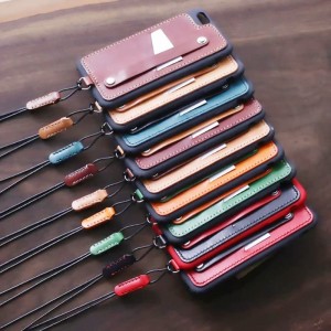 Подходящ е за предпазен кожен калъф за мобилен телефон. Направена е от топ телешка кожа. Кожената кутия е проектирана с каишка за ...