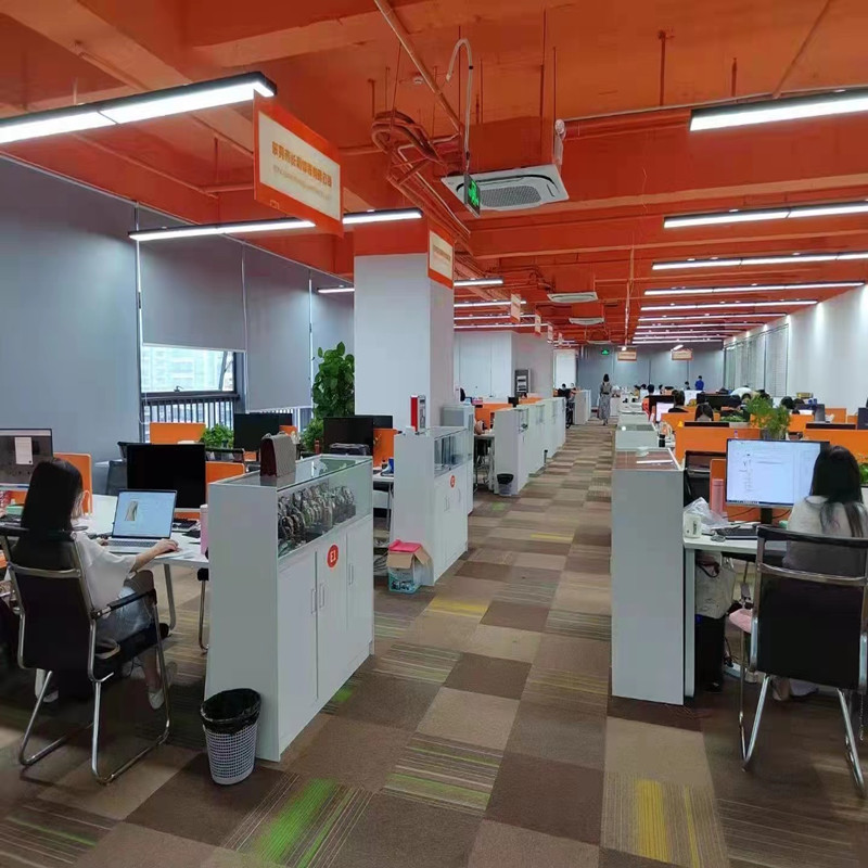 В офиса на компанията персоналът работи усилено