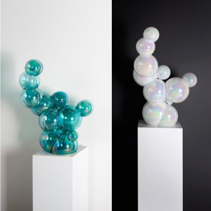 Скулптура на бяла квадратна квадратна база